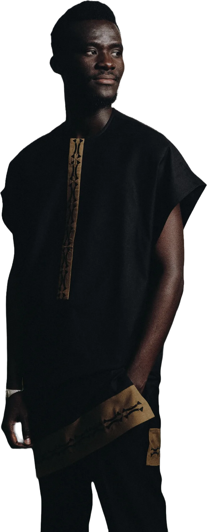 Portrait d'Alioune Thiam en tenue noire brodée de bandes ocre